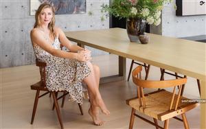 Comely & homely Maria Sharapova in her dazzling Los Angeles home